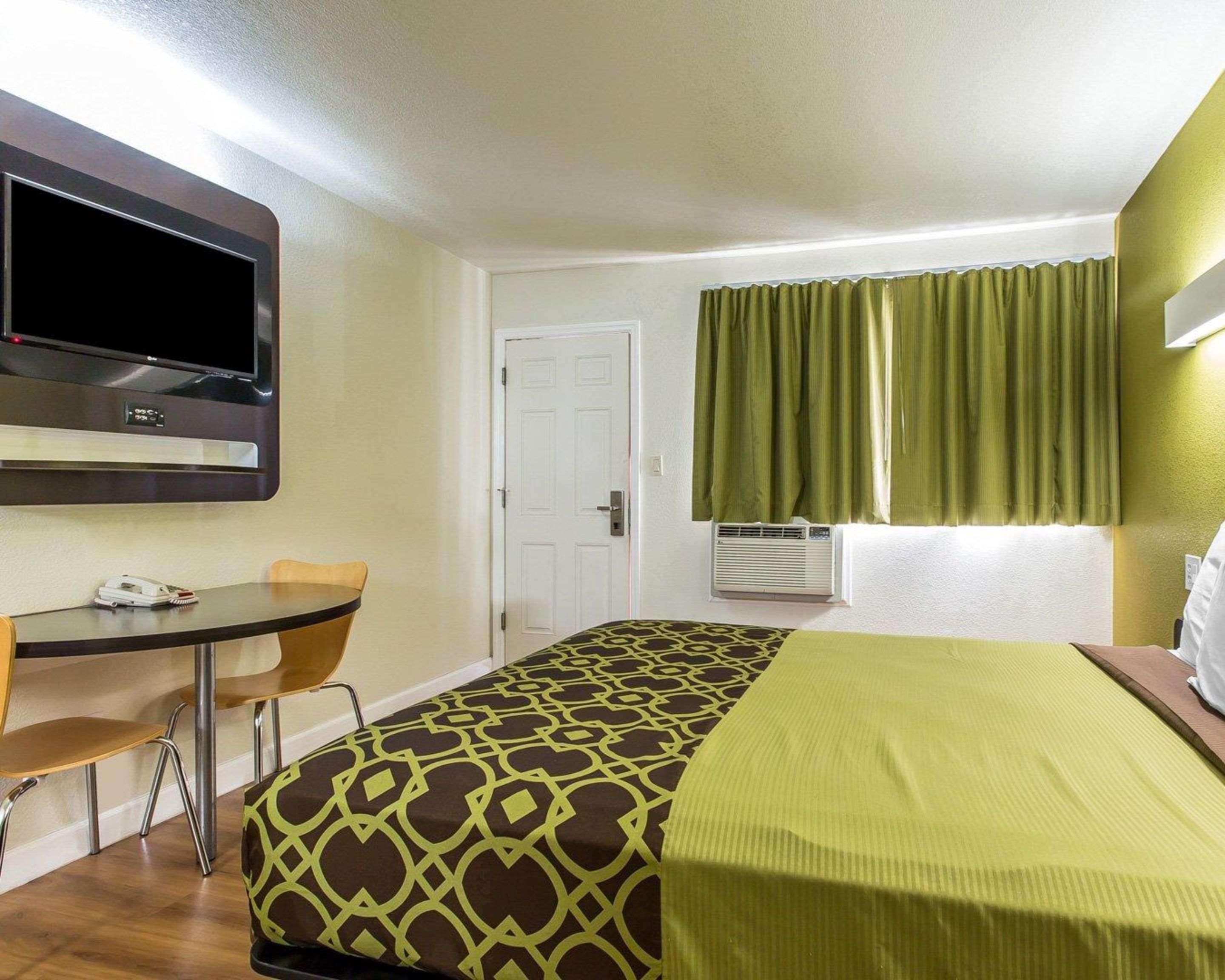 Rodeway Inn Downtown הנפורד מראה חיצוני תמונה